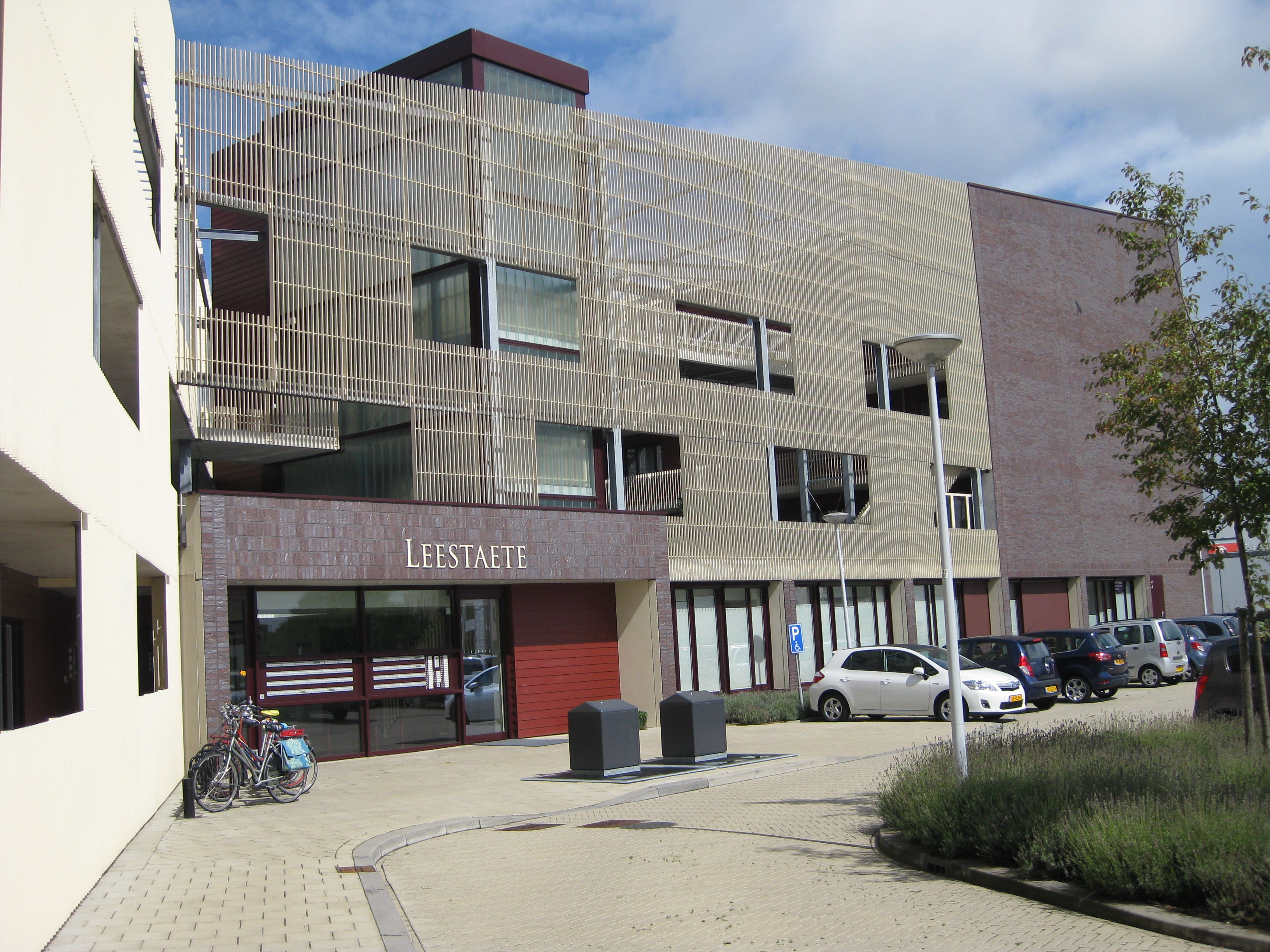 Parkeerplaats en ingang Leestaete